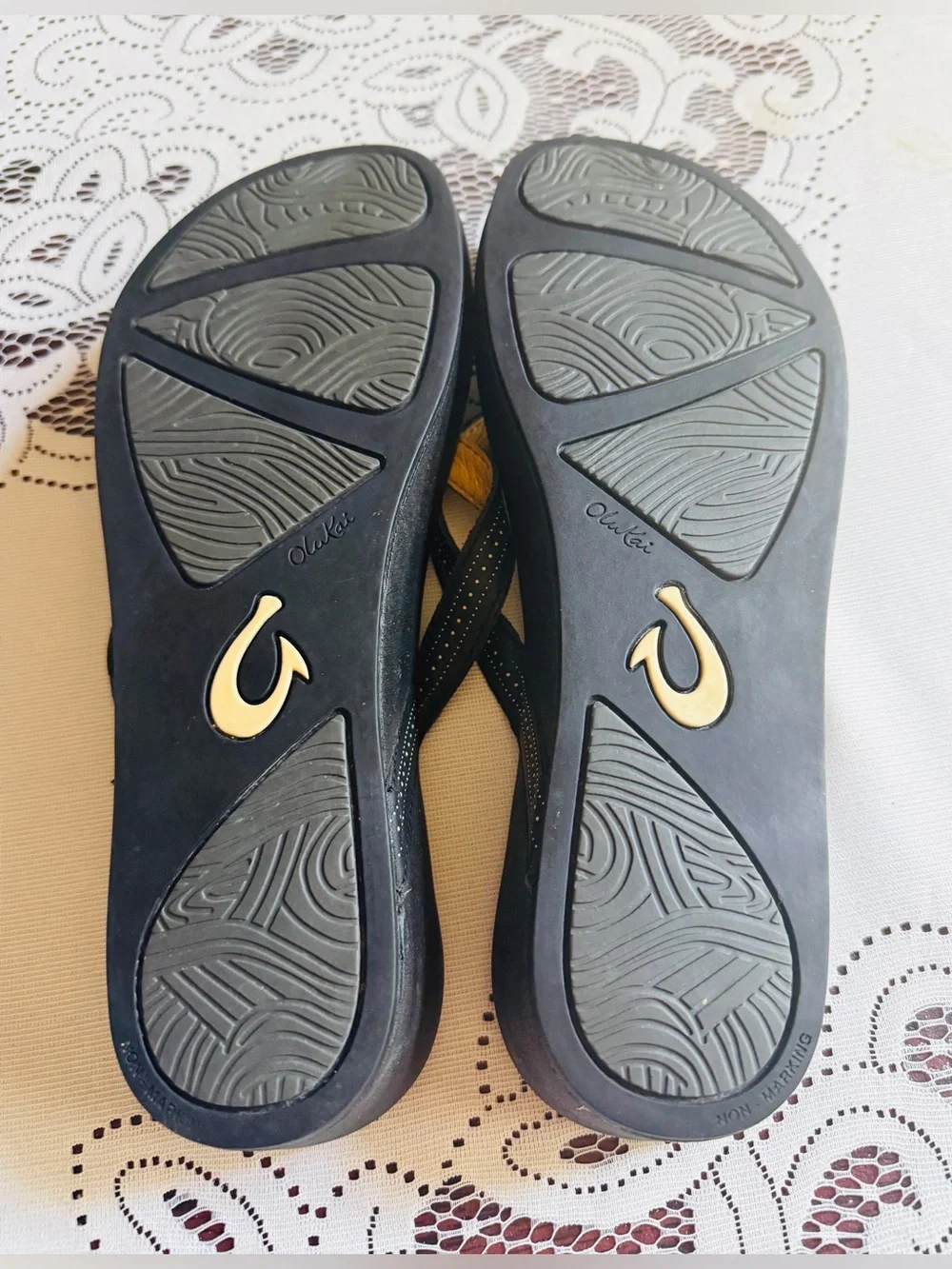 Women’s Black Wedge OluKai Leather Flip Flops with Arch Support Sz 10